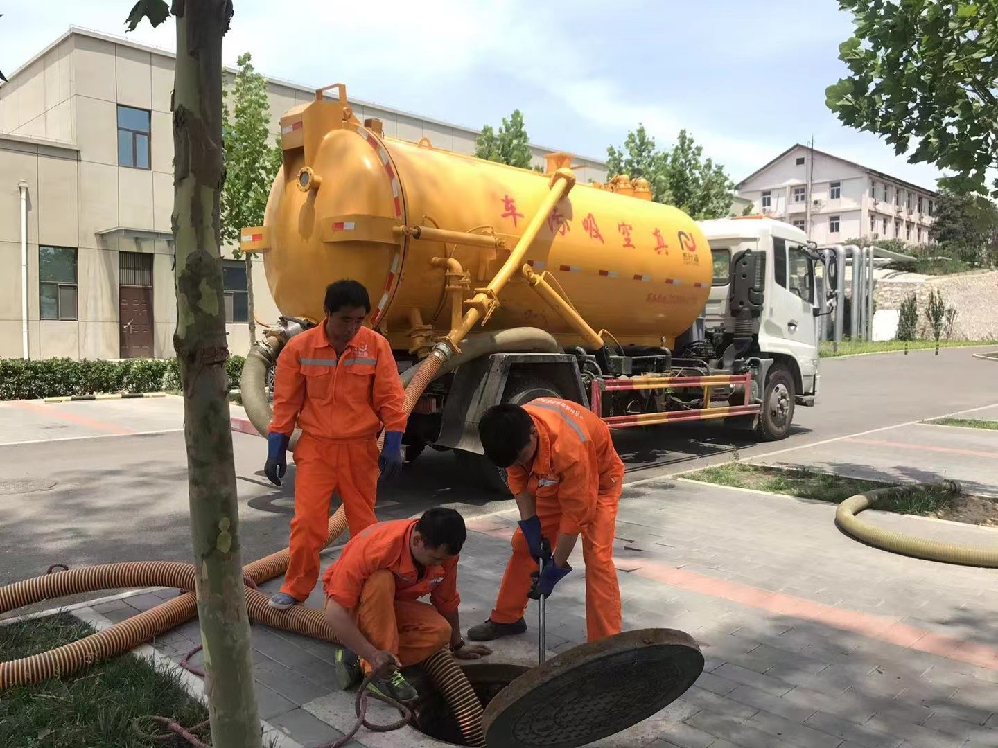 彝良管道疏通车停在窨井附近