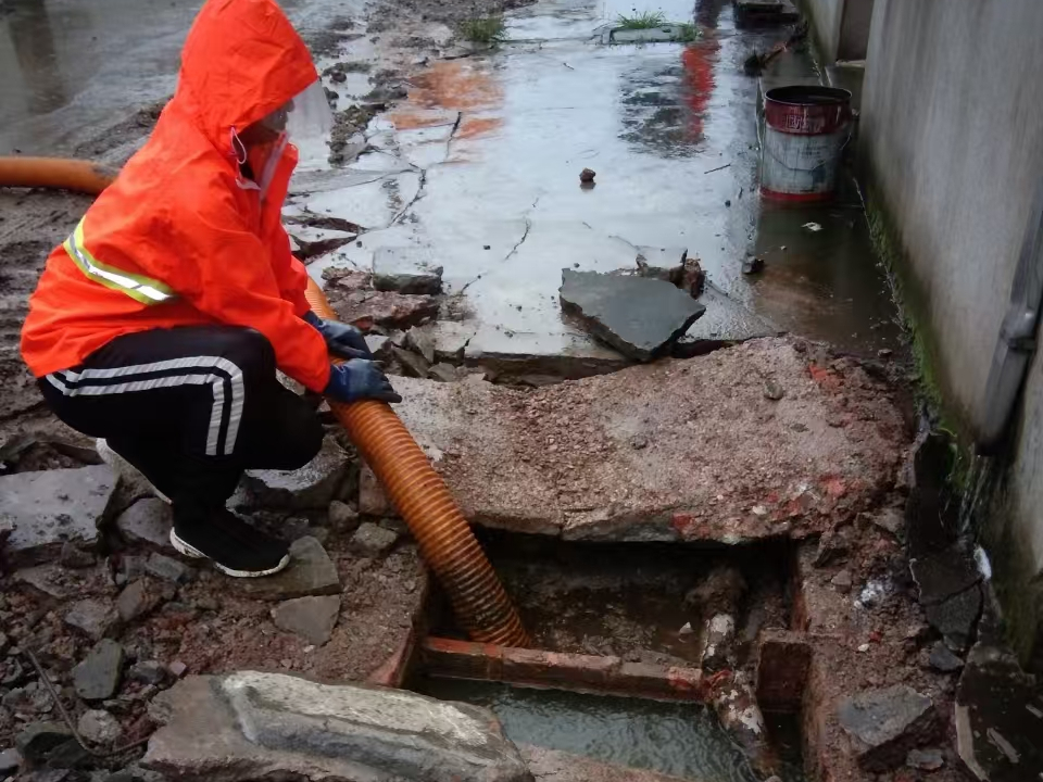 彝良专业清理污水池 炜誉市政以规范流程守护城市 “肠道”