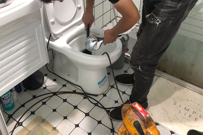 彝良马桶堵塞自己疏通还是找师傅?专业上门服务让你省时更省心